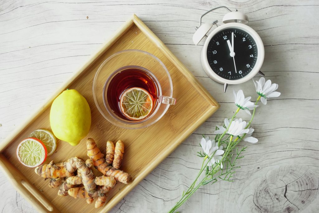 Symbolic photo of tea and clock showing hormonal changes and life rhythm for women over 40.
